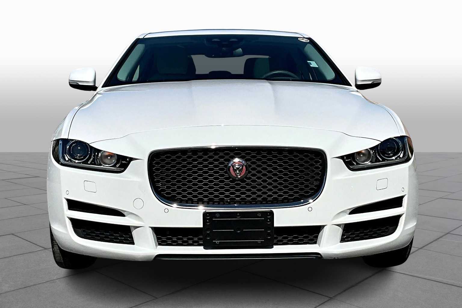 2017 Jaguar XE Premium photo 3