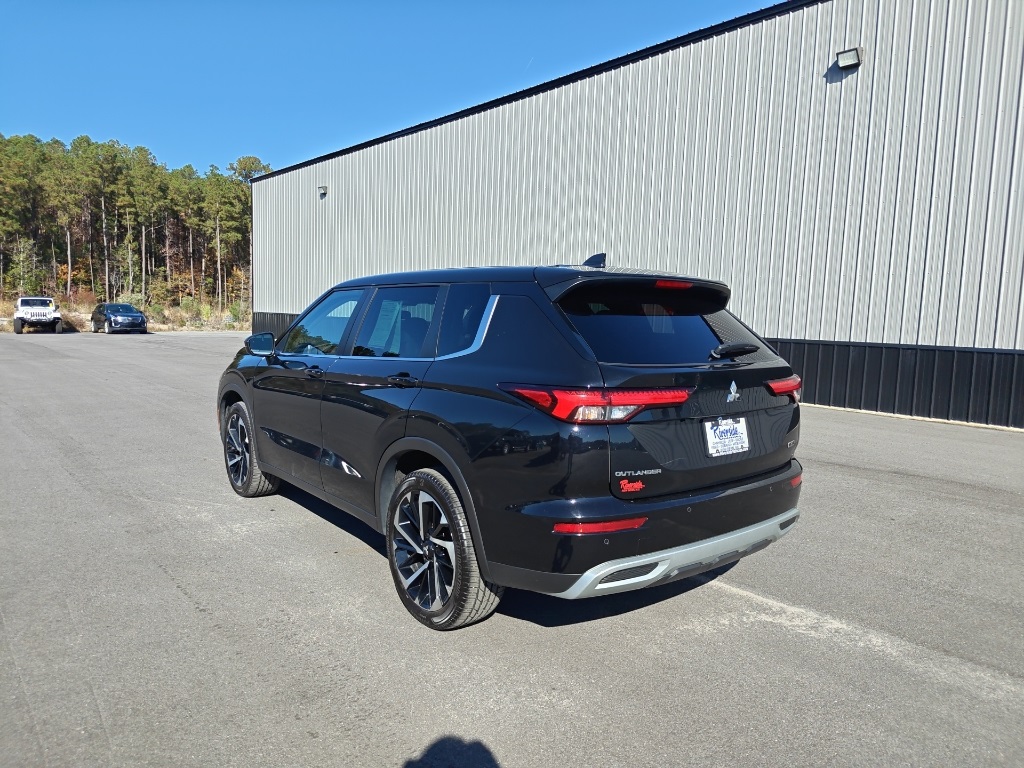 2023 Mitsubishi Outlander SE photo 3