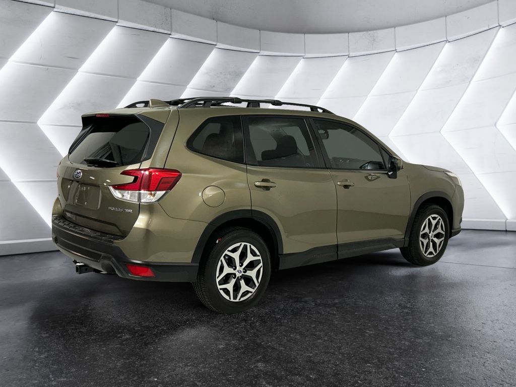 2023 Subaru Forester Premium photo 4