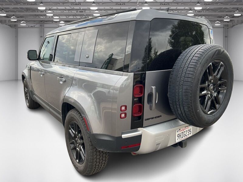 2024 Land Rover Defender 110 S photo 7