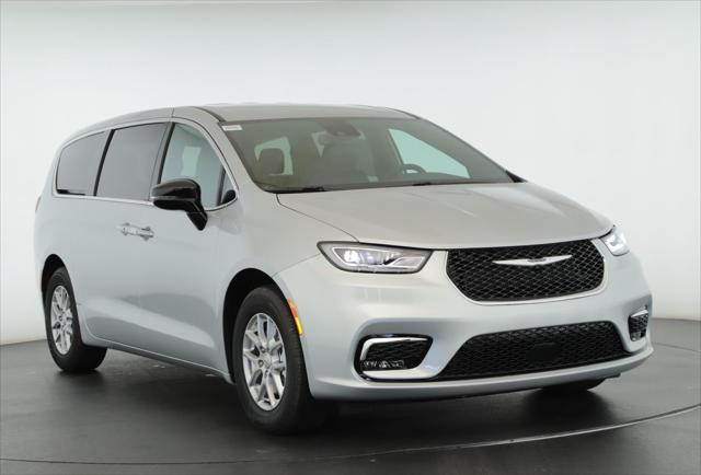 2026 Chrysler Pacifica Select's photo
