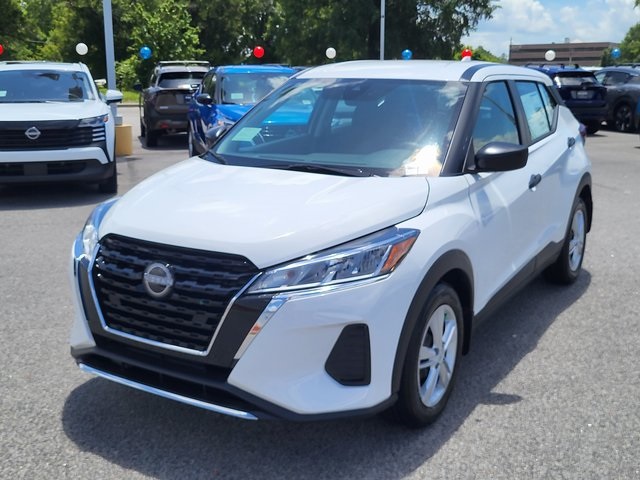 2025 Nissan Kicks Play S photo 2