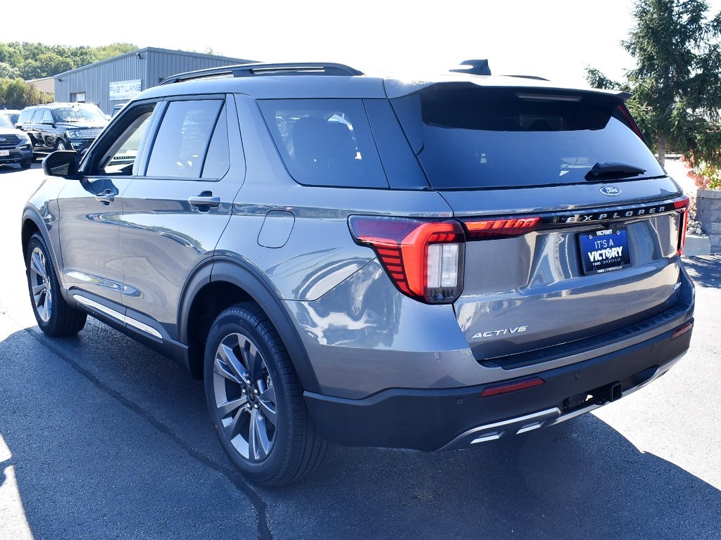 2025 Ford Explorer photo 3