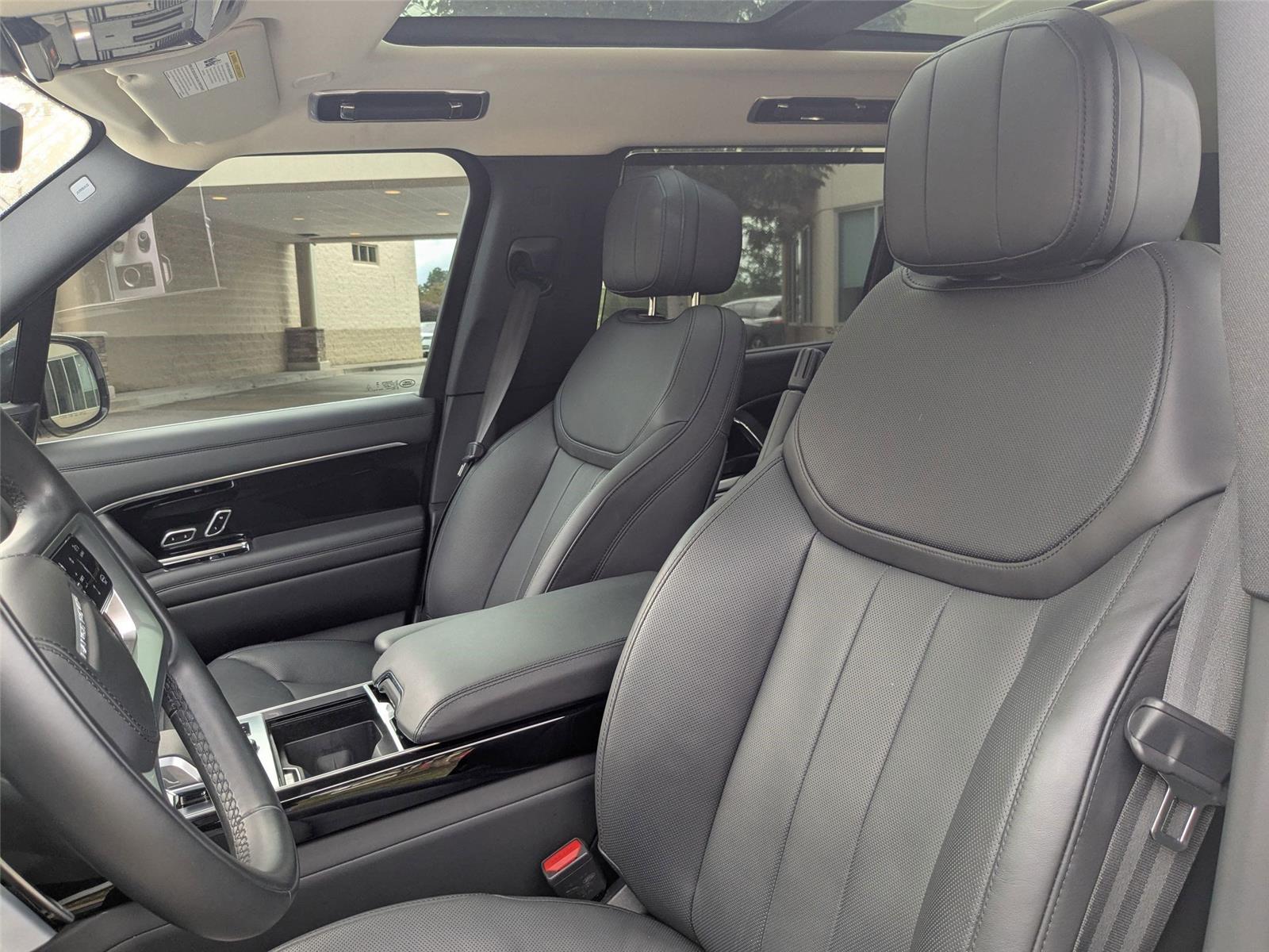 2023 Land Rover Range Rover SE photo 14