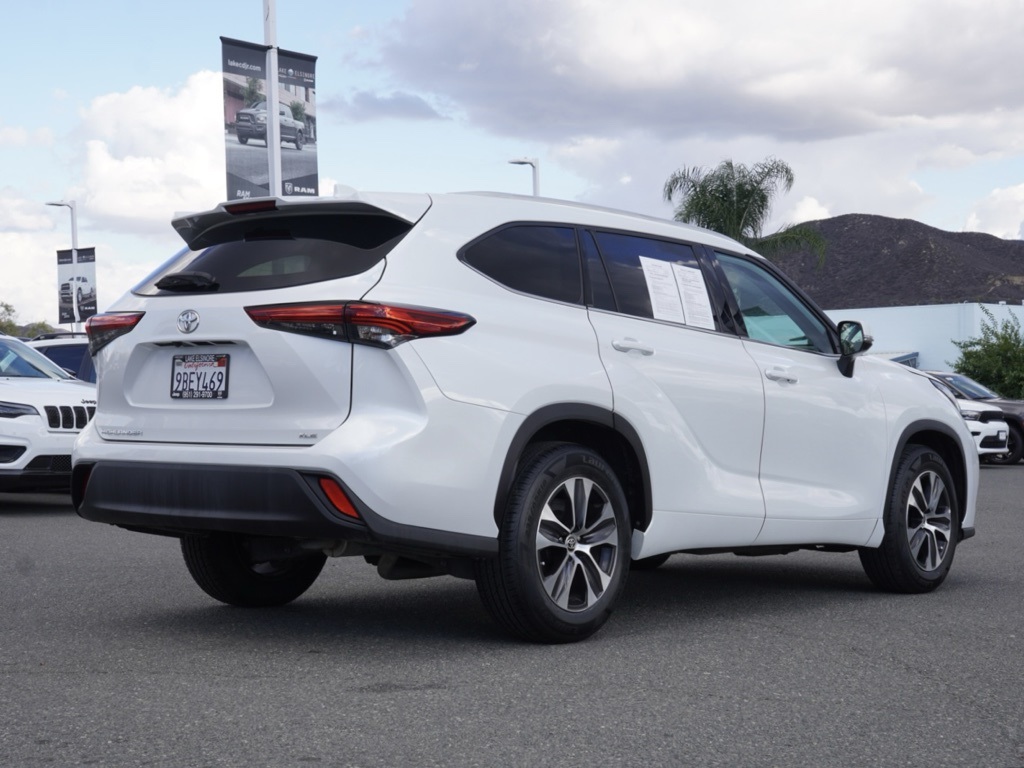 2022 Toyota Highlander XLE photo 2