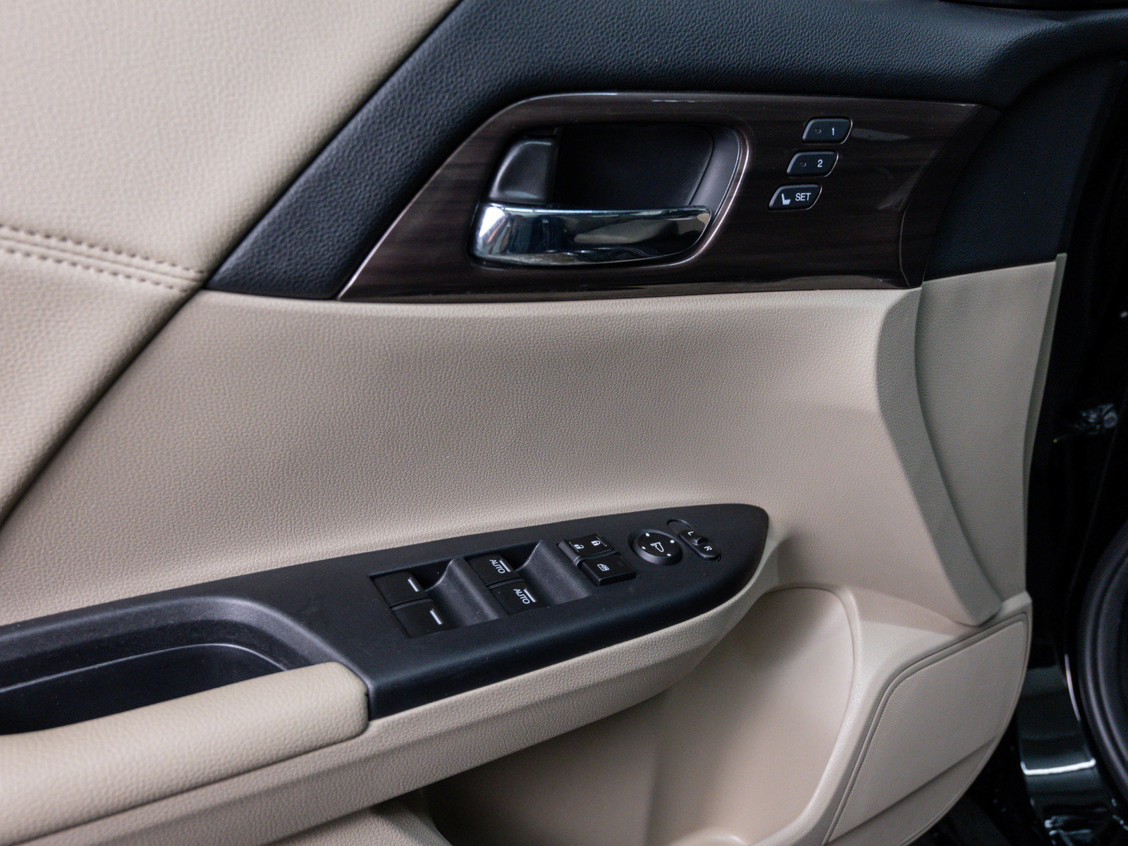 2017 Honda Accord EX-L photo 15