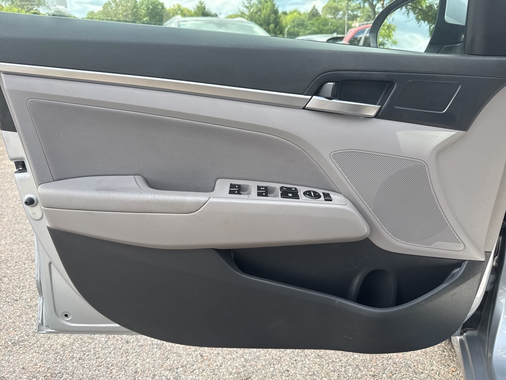 2020 Hyundai Elantra SEL photo 21