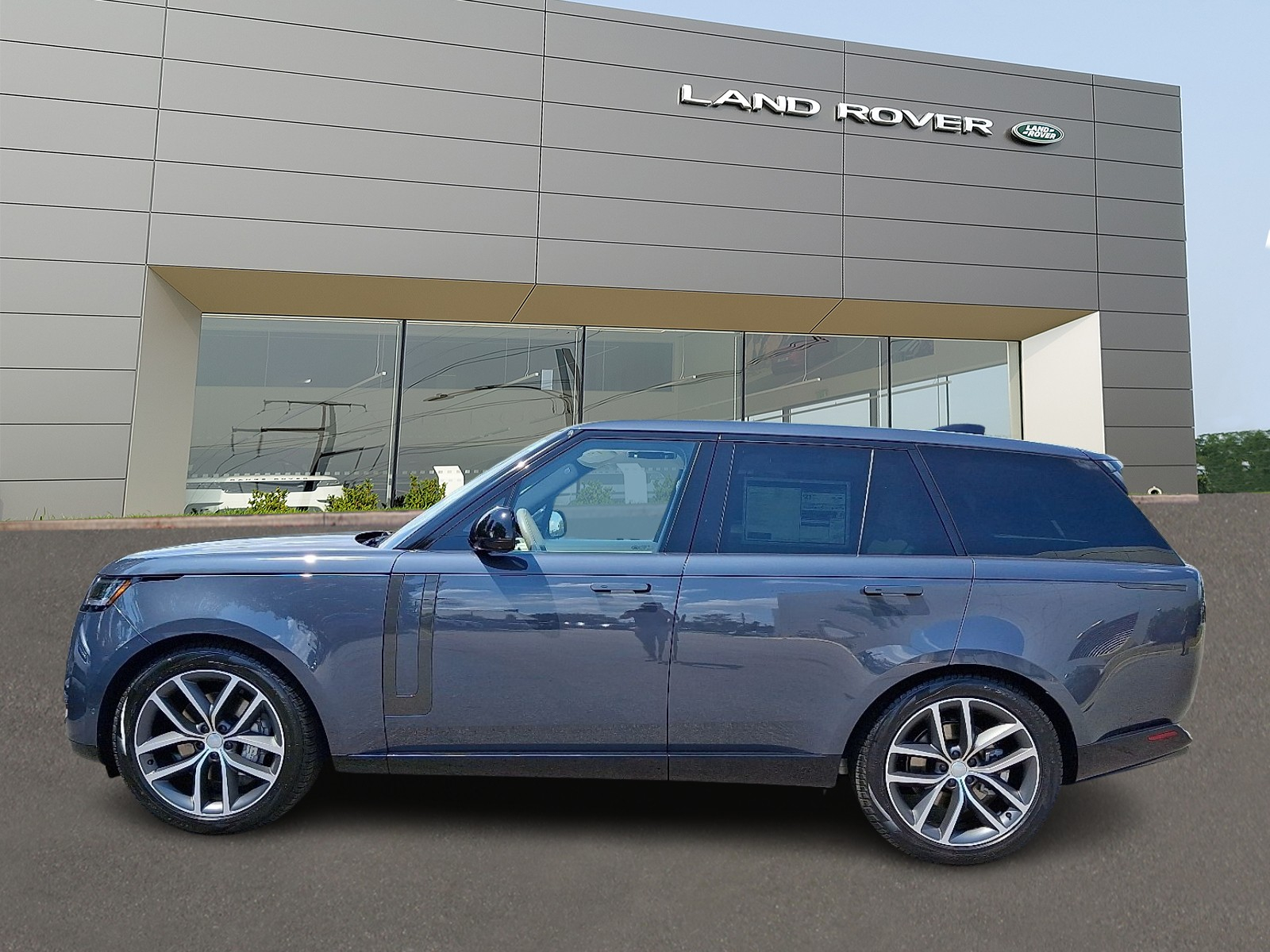 2025 Land Rover Range Rover SE photo 3