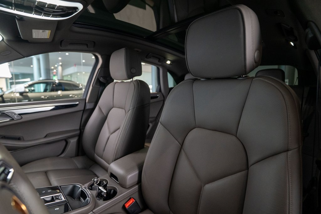 2025 Porsche Macan Base photo 5