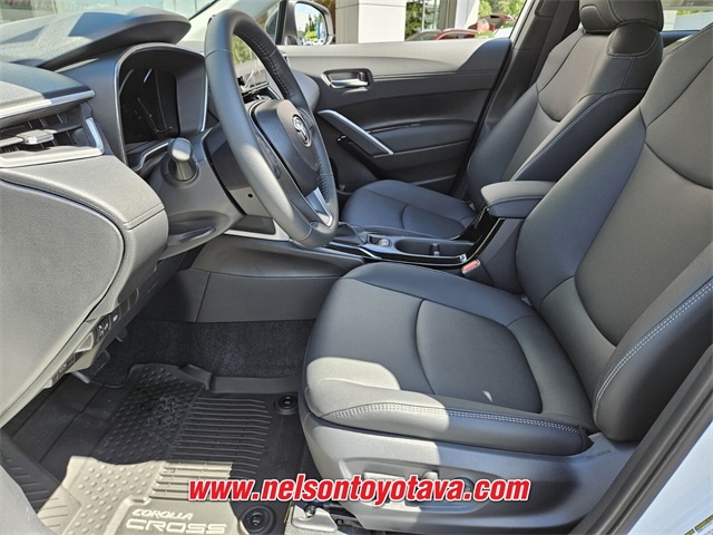 2025 Toyota Corolla Cross XLE photo 5