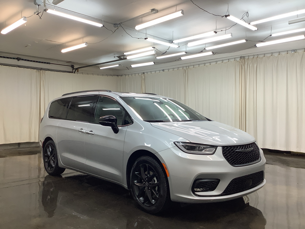 2026 Chrysler Pacifica photo 3