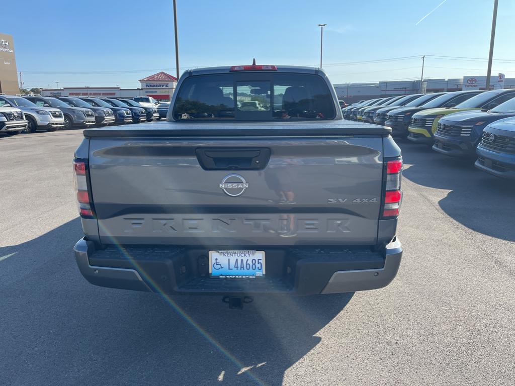 2022 Nissan Frontier SV Crew Cab photo 2