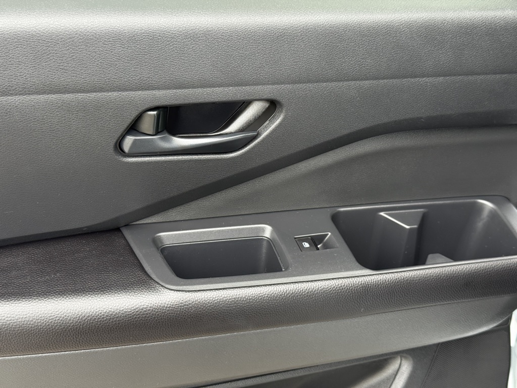 2025 Nissan Pathfinder SV photo 16