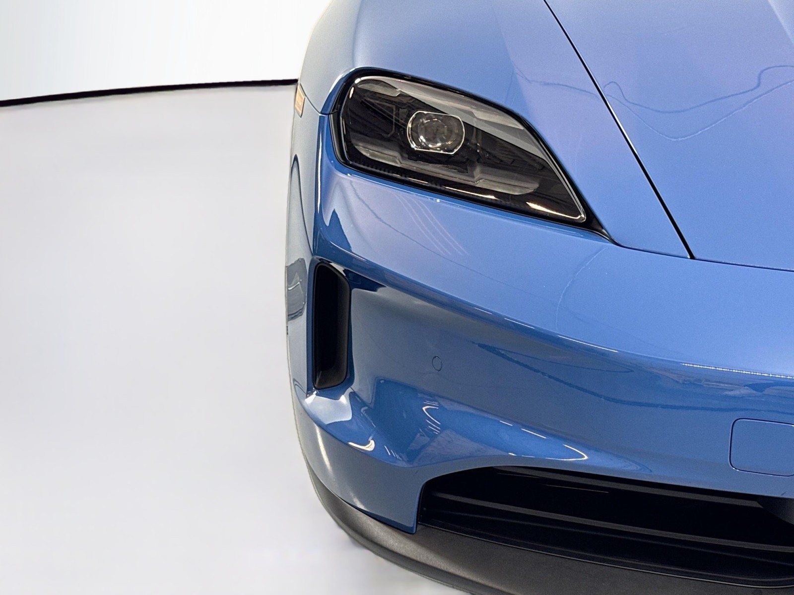 2025 Porsche Taycan photo 26