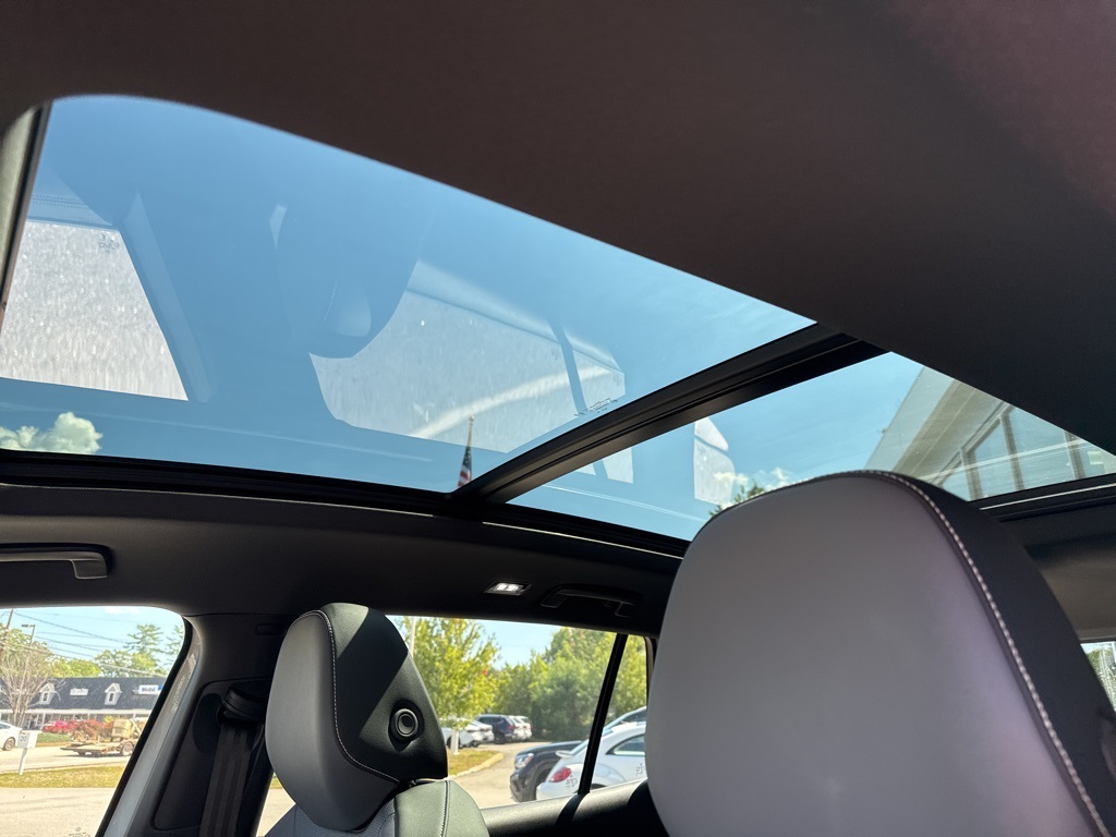 2025 Volkswagen Tiguan SE R-Line Black photo 17
