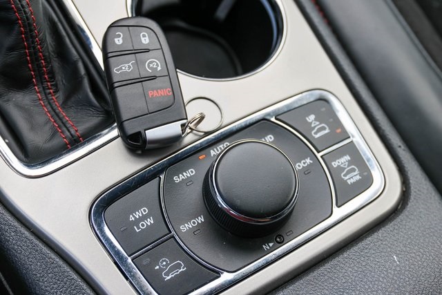 Used 2021 Silver Jeep Trailhawk image 25