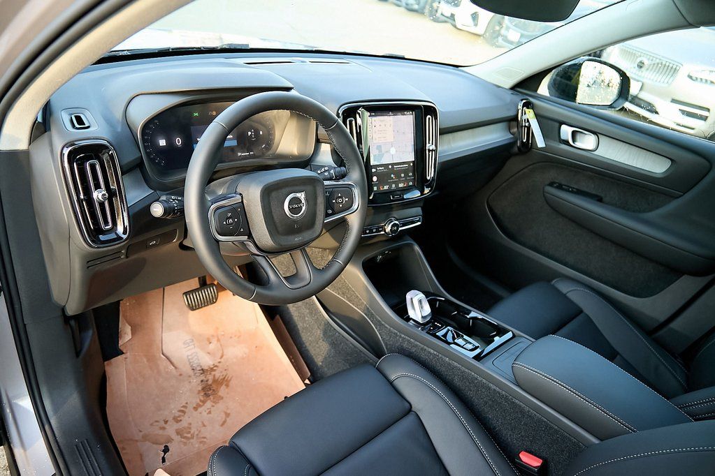 2026 VOLVO XC40 - Image 12