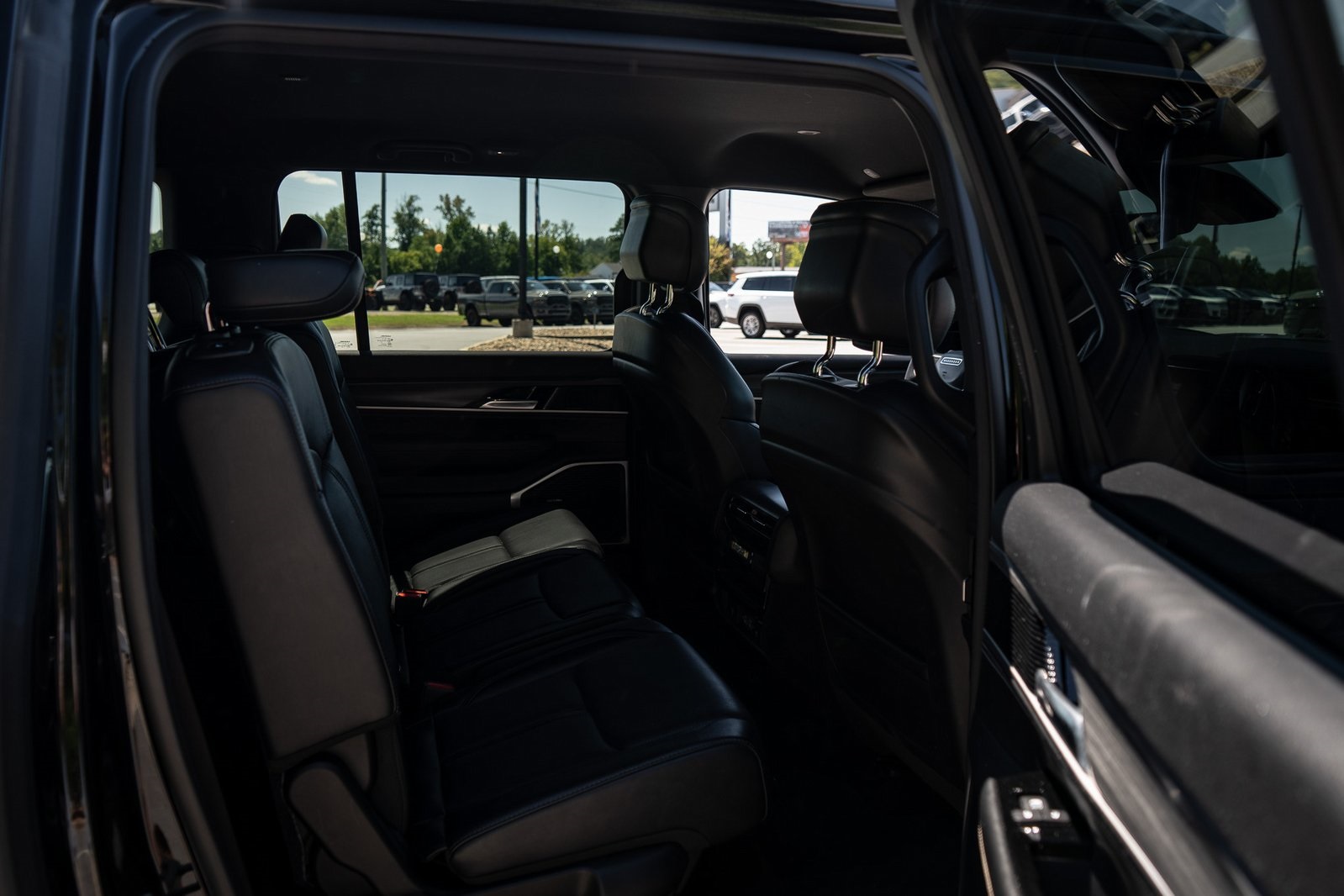 2023 Jeep Wagoneer L Series III photo 19