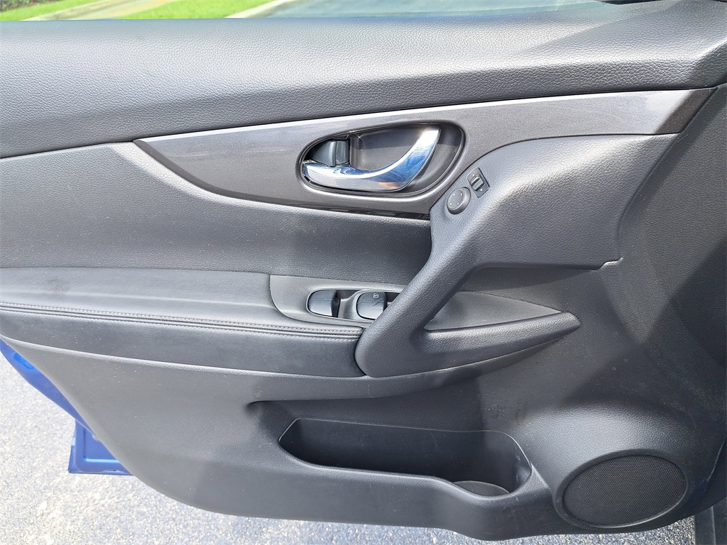 2020 Nissan Rogue SV photo 21
