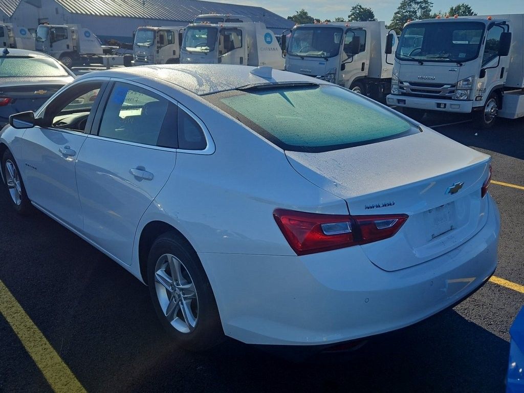 2024 Chevrolet Malibu 1LT photo 2