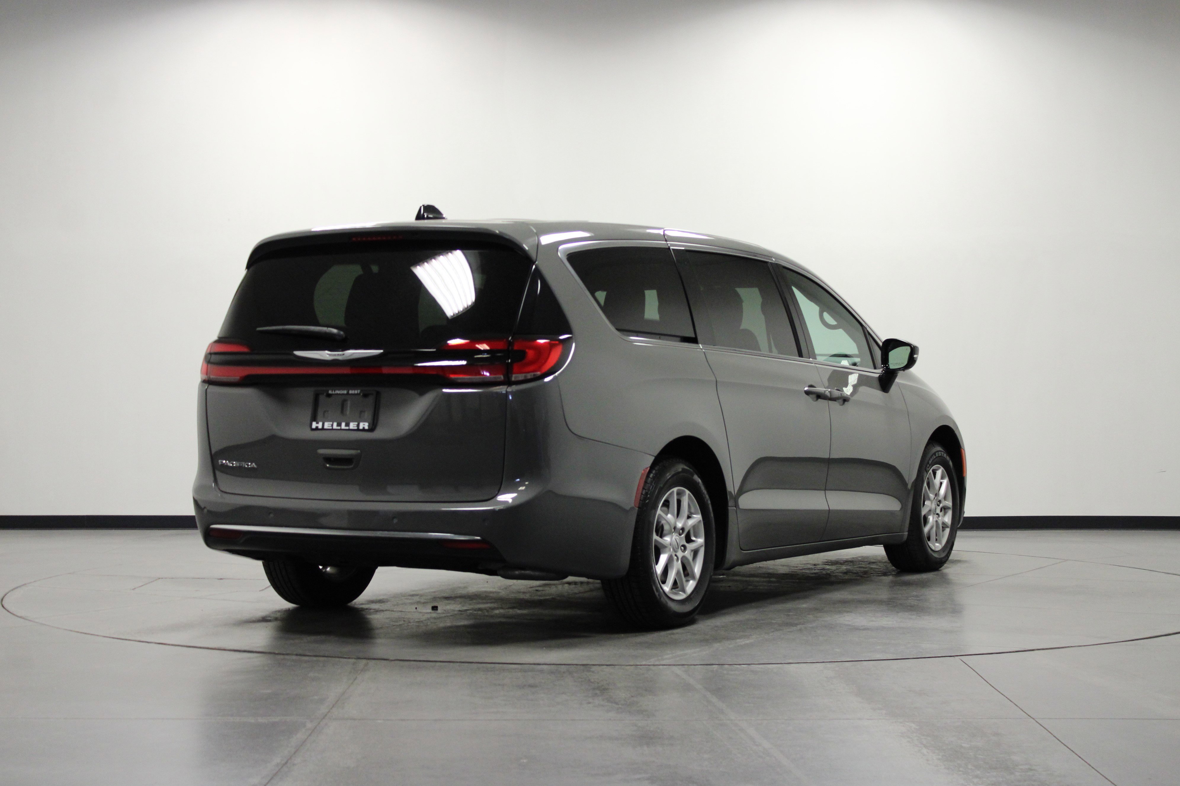 2025 Chrysler Pacifica photo 3