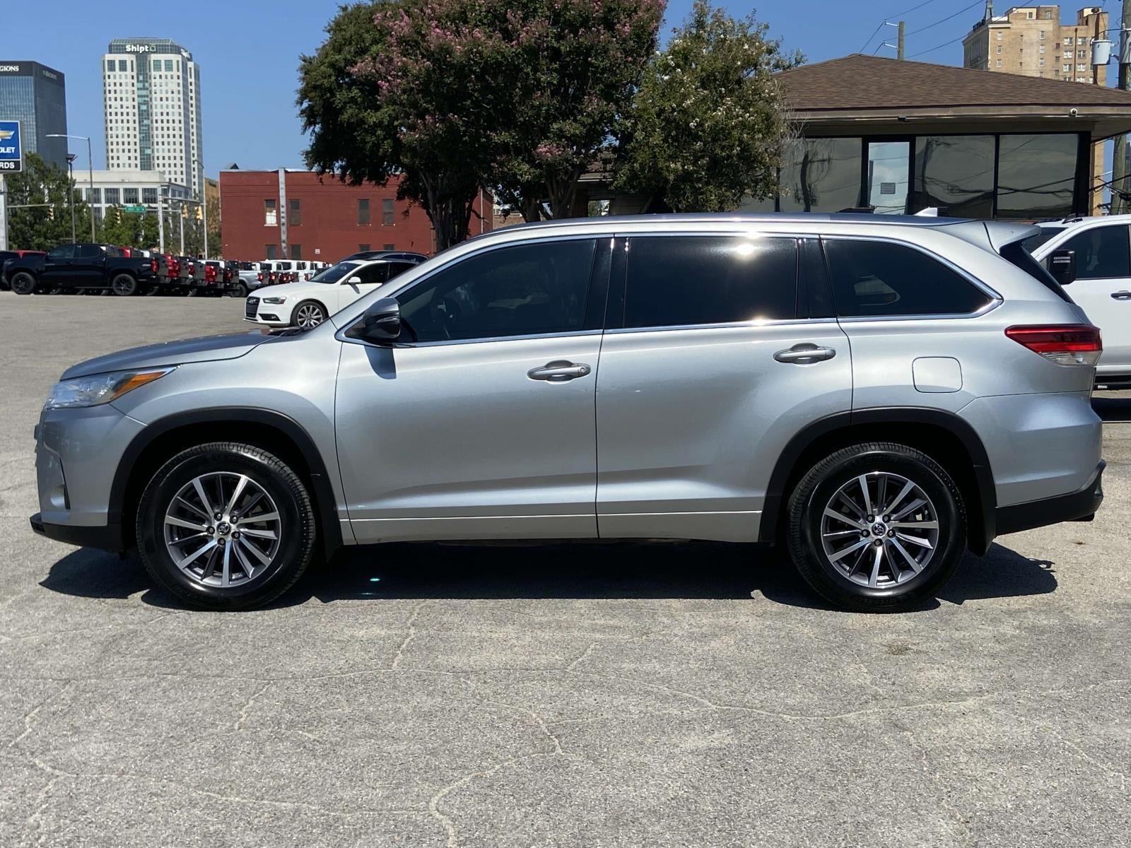 2017 Toyota Highlander XLE photo 25