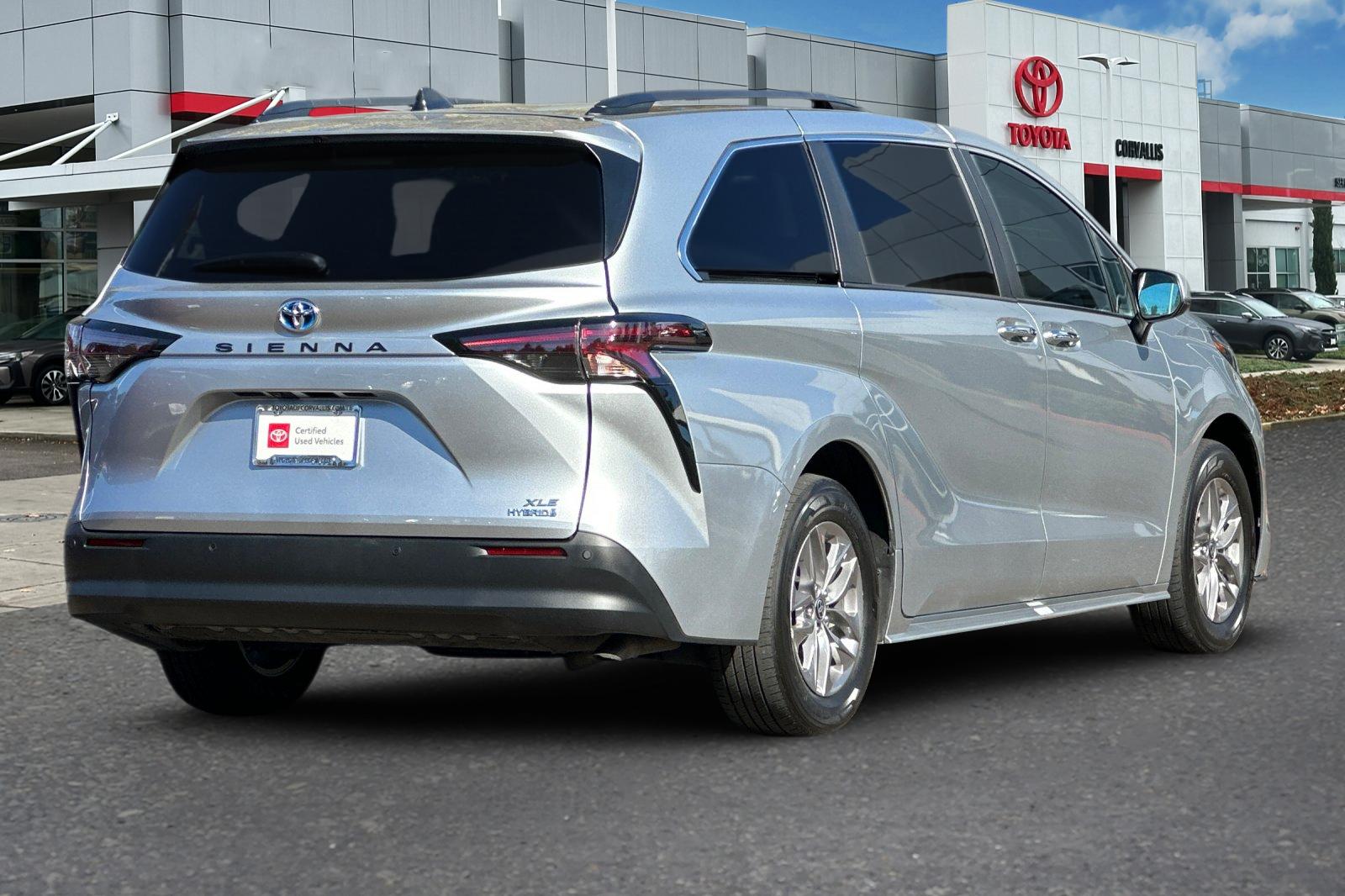2024 Toyota Sienna XLE photo 3