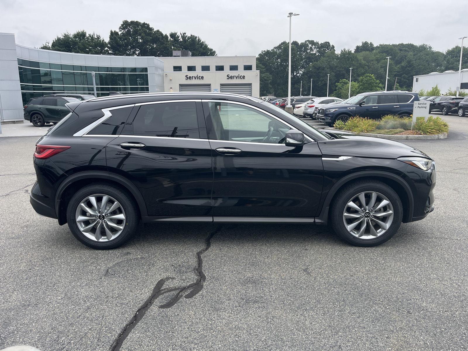 2022 Infiniti QX50 Essential photo 2