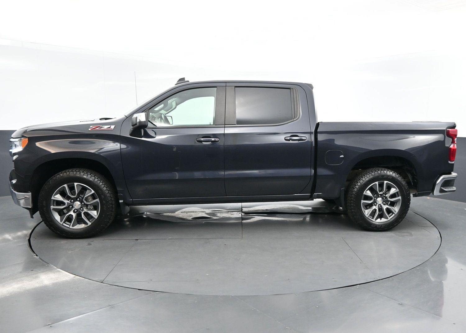 2023 Chevrolet Silverado 1500 LT photo 2