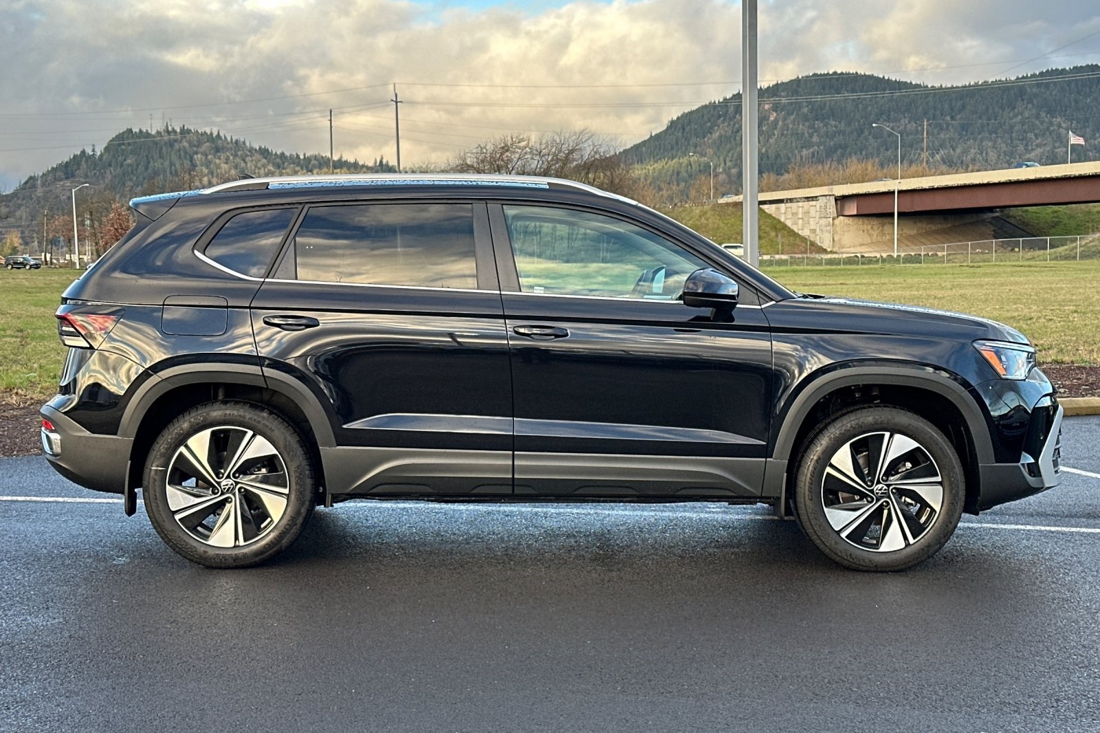 2025 Volkswagen Taos SE photo 2
