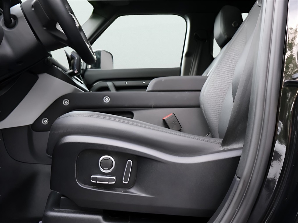 2023 Land Rover Defender 130 SE photo 30