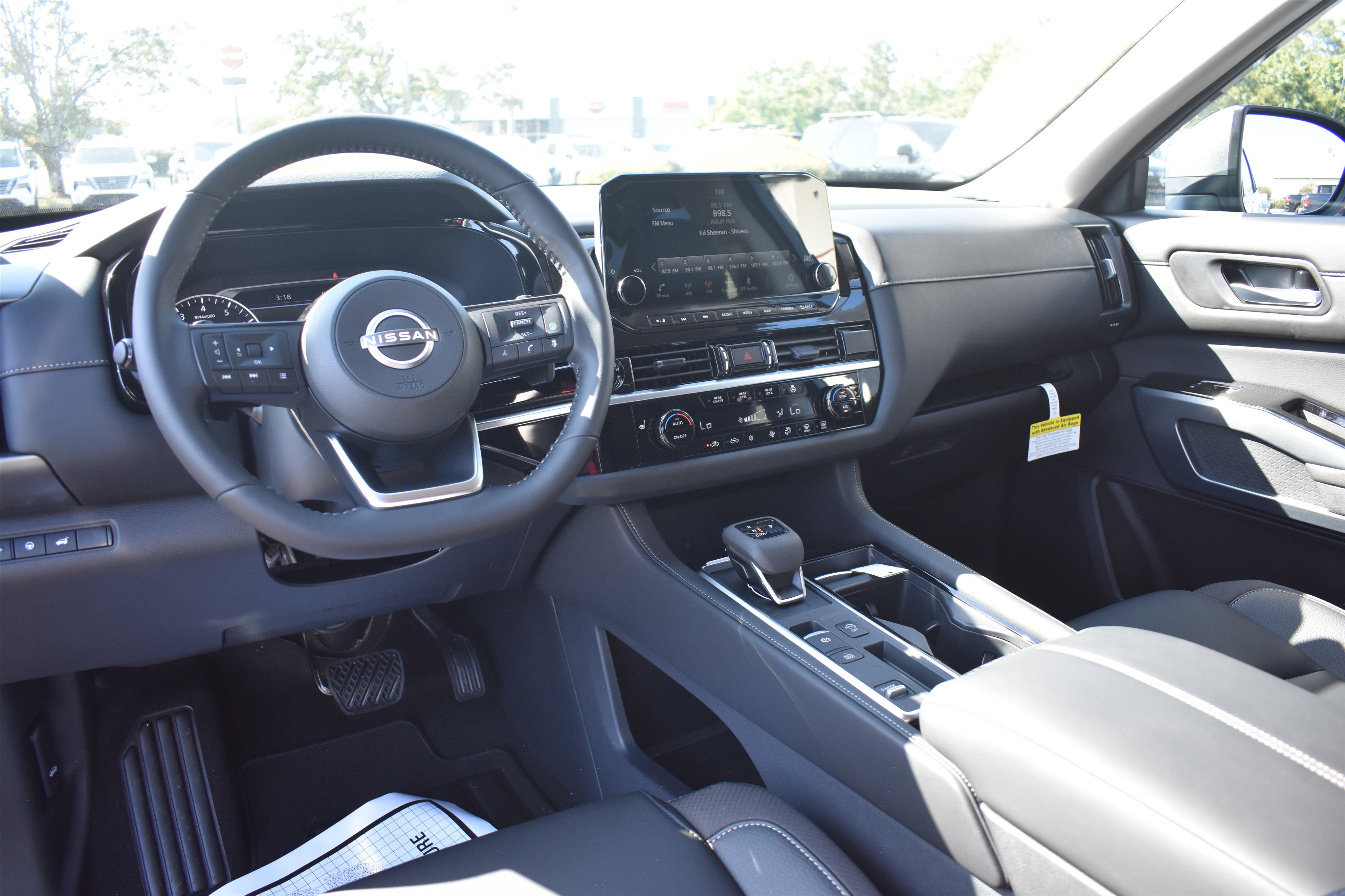 2025 Nissan Pathfinder SL photo 7
