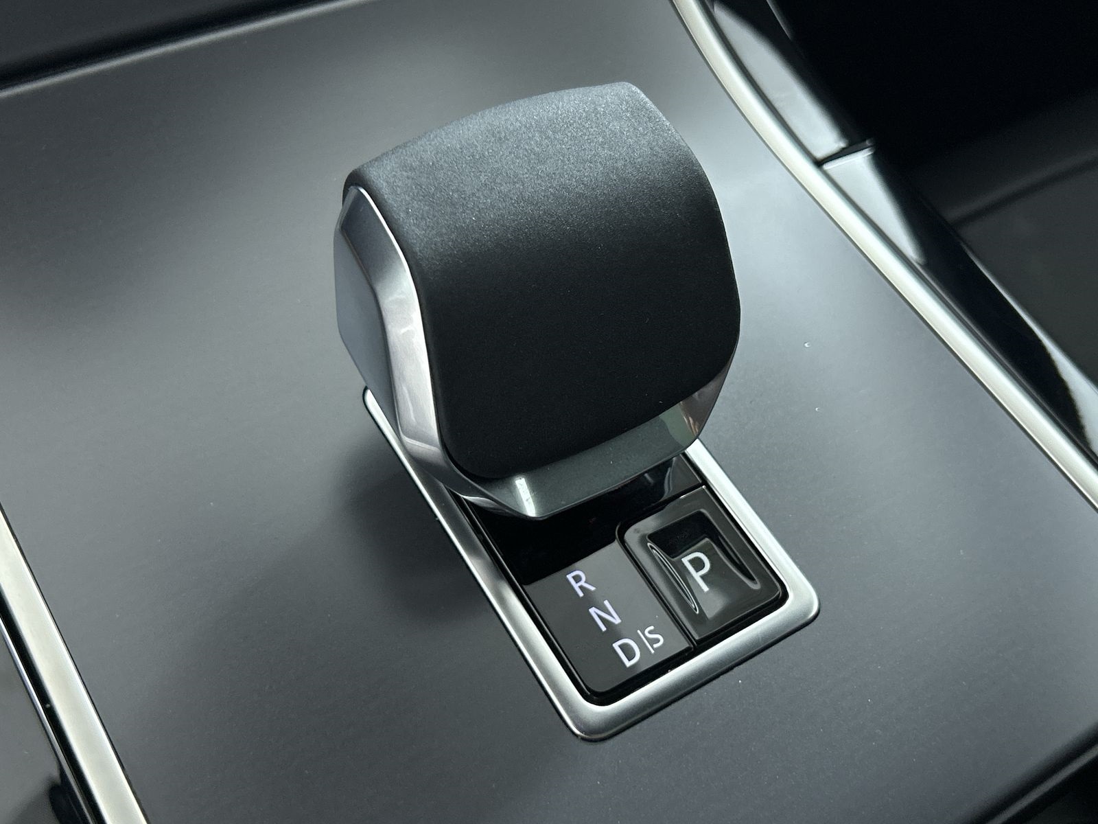 2025 Land Rover Range Rover Velar SE photo 14