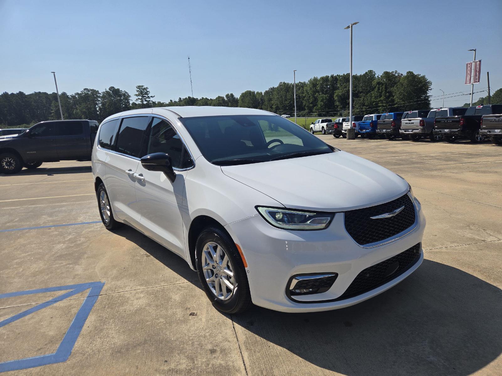 2026 Chrysler Pacifica photo 2