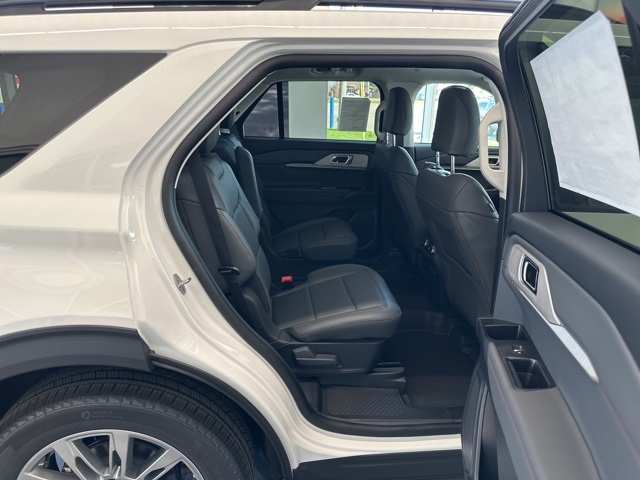 2025 Ford Explorer photo 31