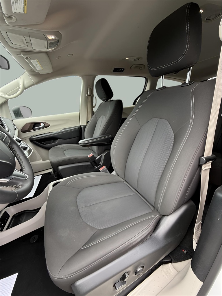 2023 Chrysler Voyager LX photo 15