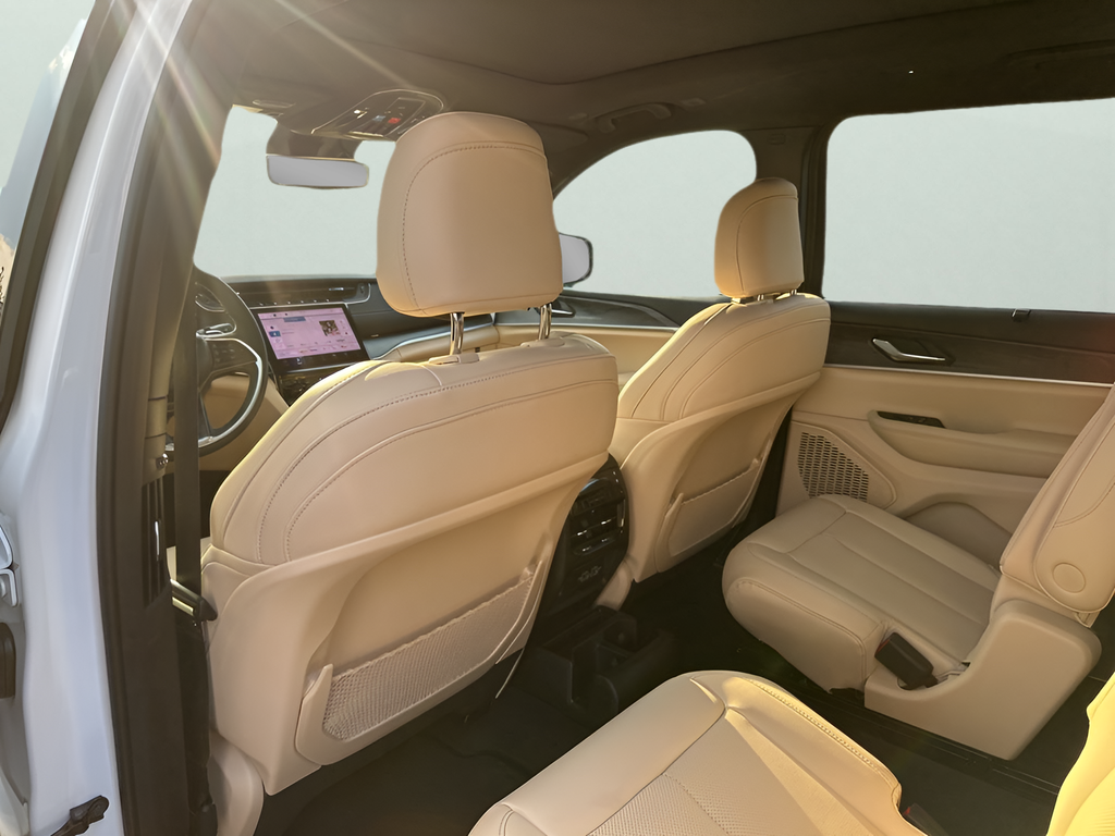 2025 Jeep Grand Cherokee Limited photo 15