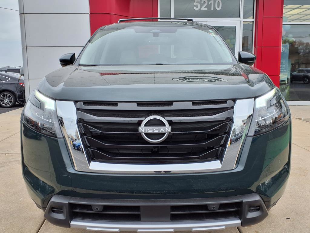 2025 Nissan Pathfinder SL photo 2