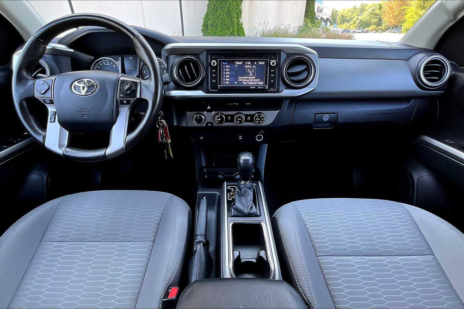 2016 Toyota Tacoma SR5 photo 15