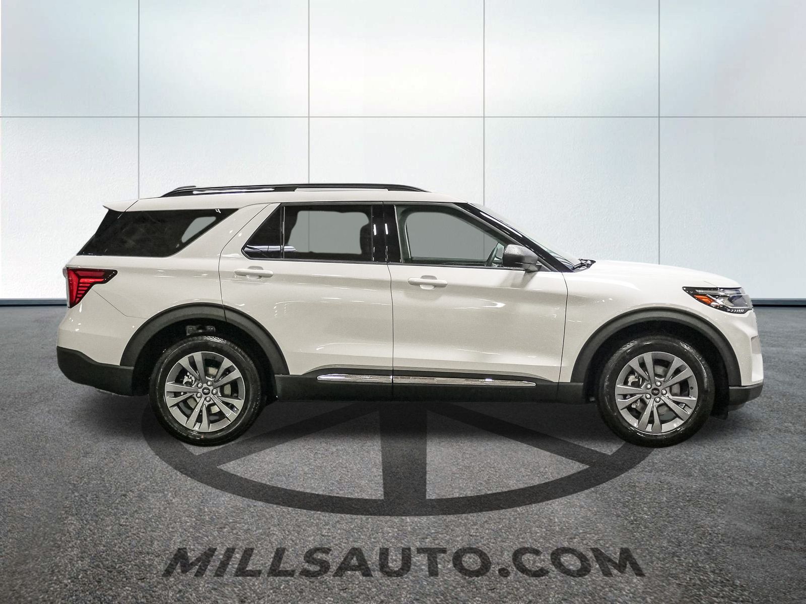 2025 Ford Explorer photo 8