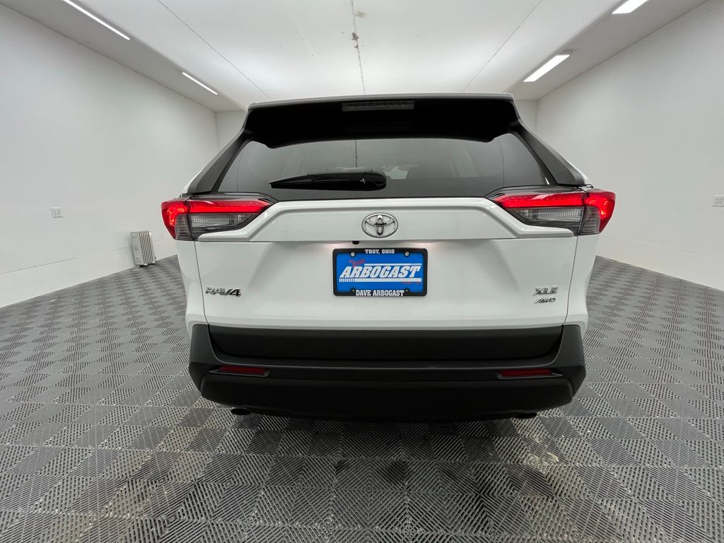 2021 Toyota RAV4 XLE photo 3