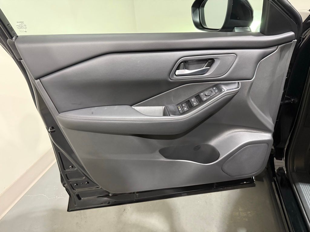 2026 Nissan Rogue SV photo 13