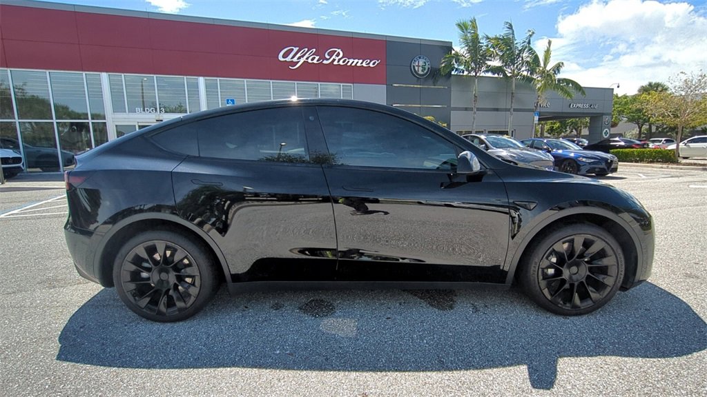 2022 Tesla Model Y Long Range photo 2