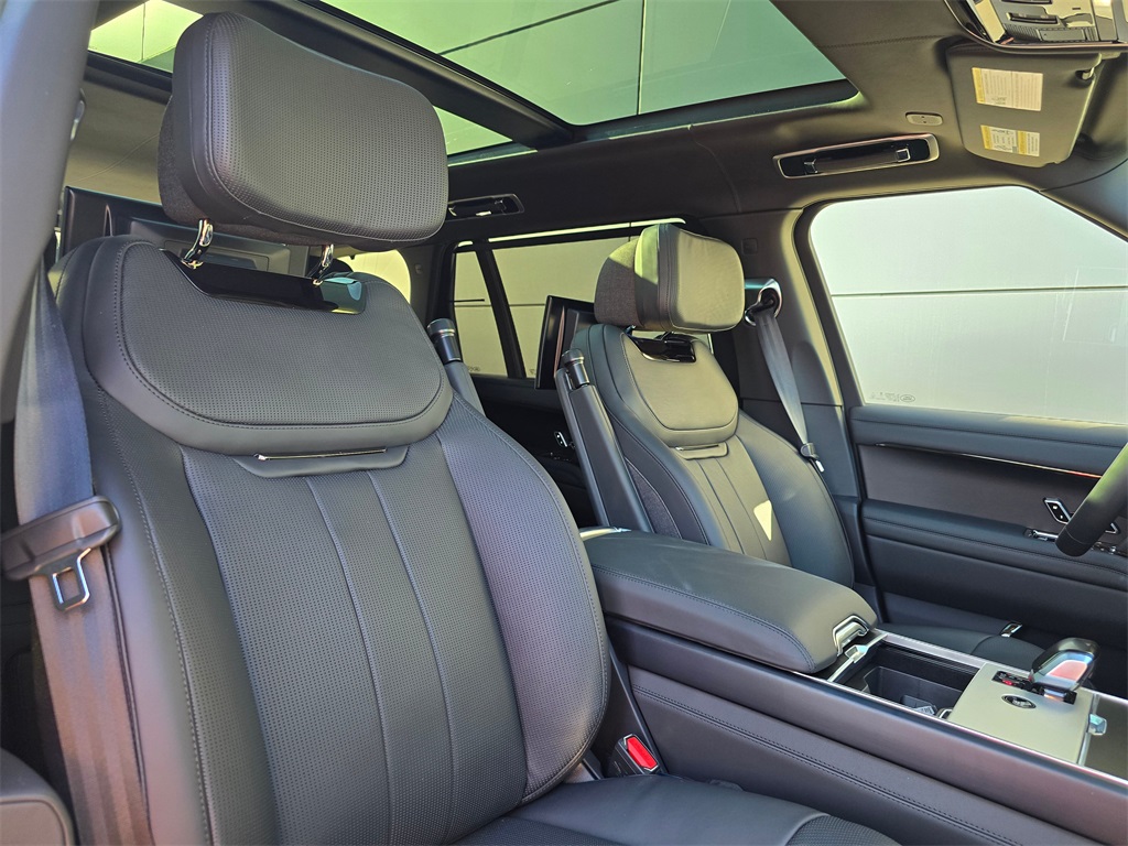 2025 Land Rover Range Rover SV photo 31