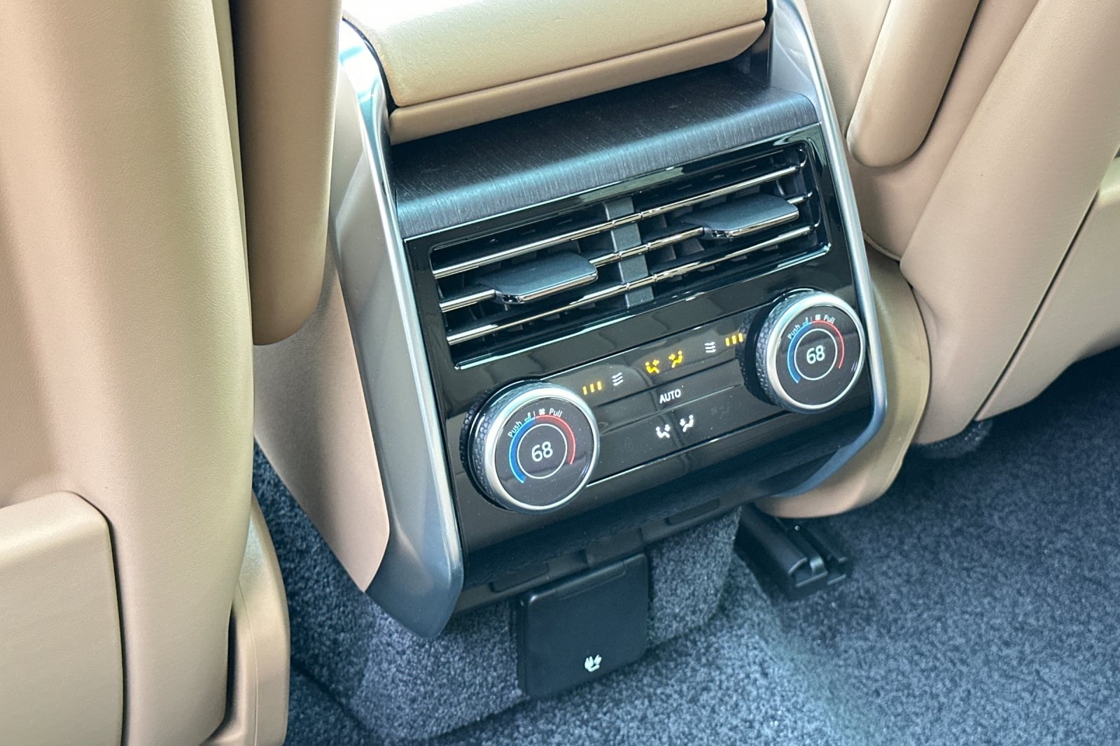 2025 Land Rover Range Rover SE photo 12