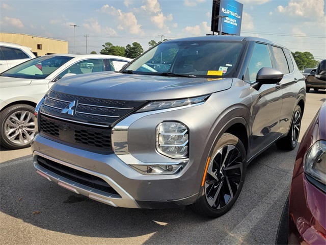 2024 Mitsubishi Outlander SE photo 3