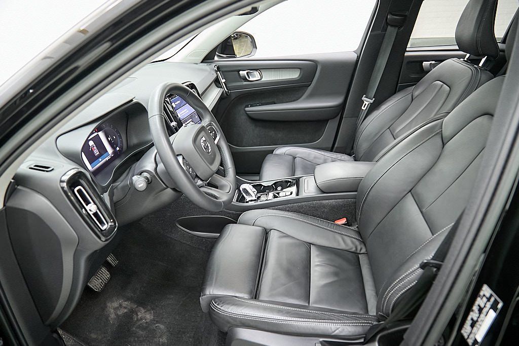 2023 VOLVO XC40 - Image 17