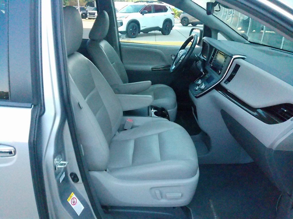2018 Toyota Sienna XLE photo 11