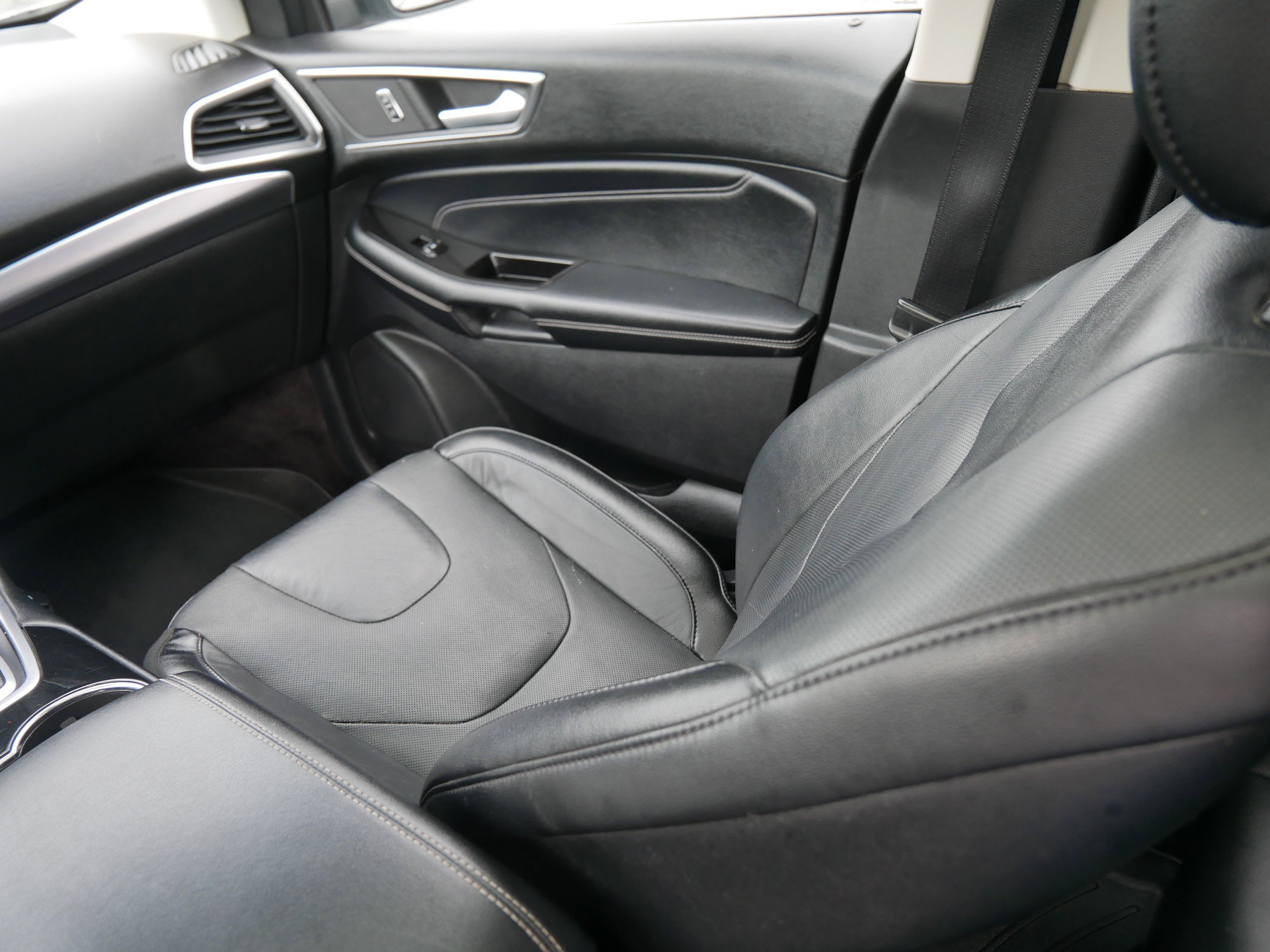 2016 Ford Edge Titanium photo 16