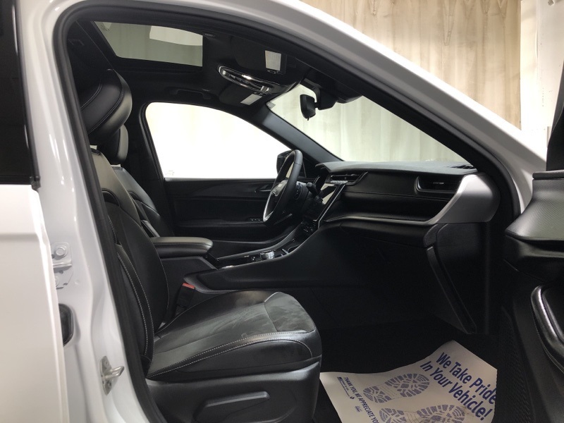 2023 Jeep Grand Cherokee Altitude photo 13